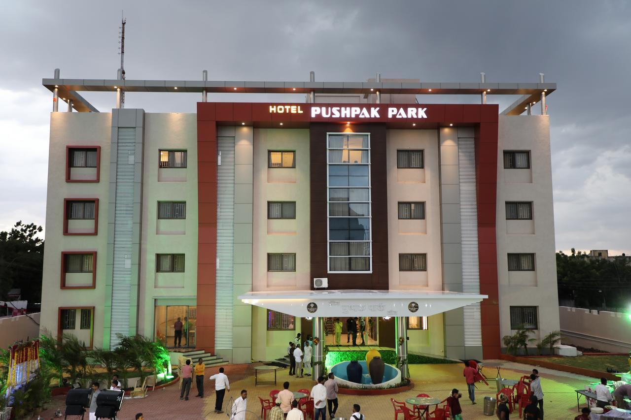 Hotel Pushpak Park Osmanabad Kültér fotó