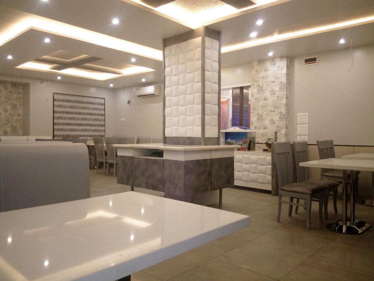 Hotel Pushpak Park Osmanabad Kültér fotó