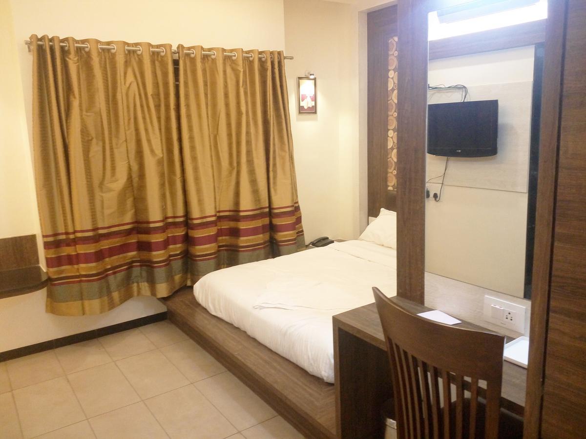 Hotel Pushpak Park Osmanabad Kültér fotó