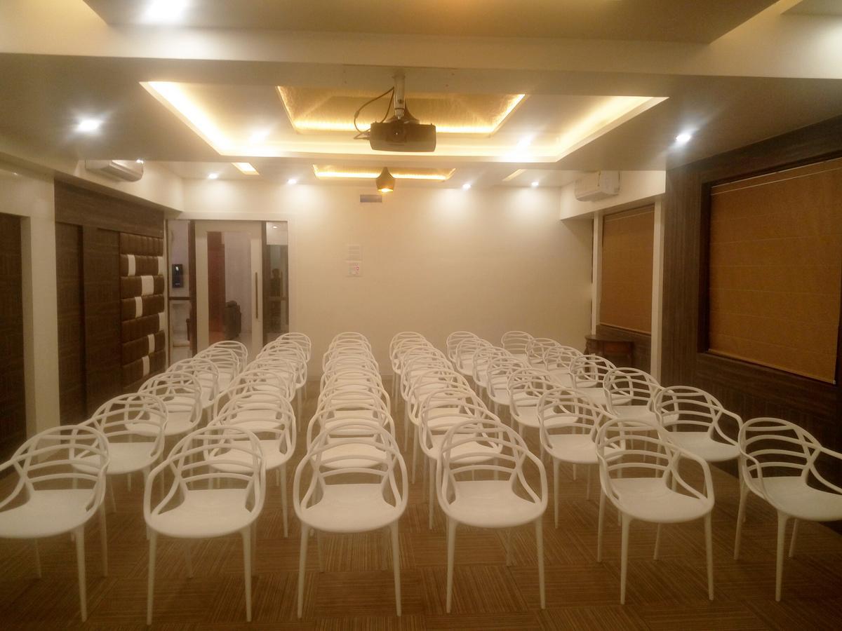 Hotel Pushpak Park Osmanabad Kültér fotó