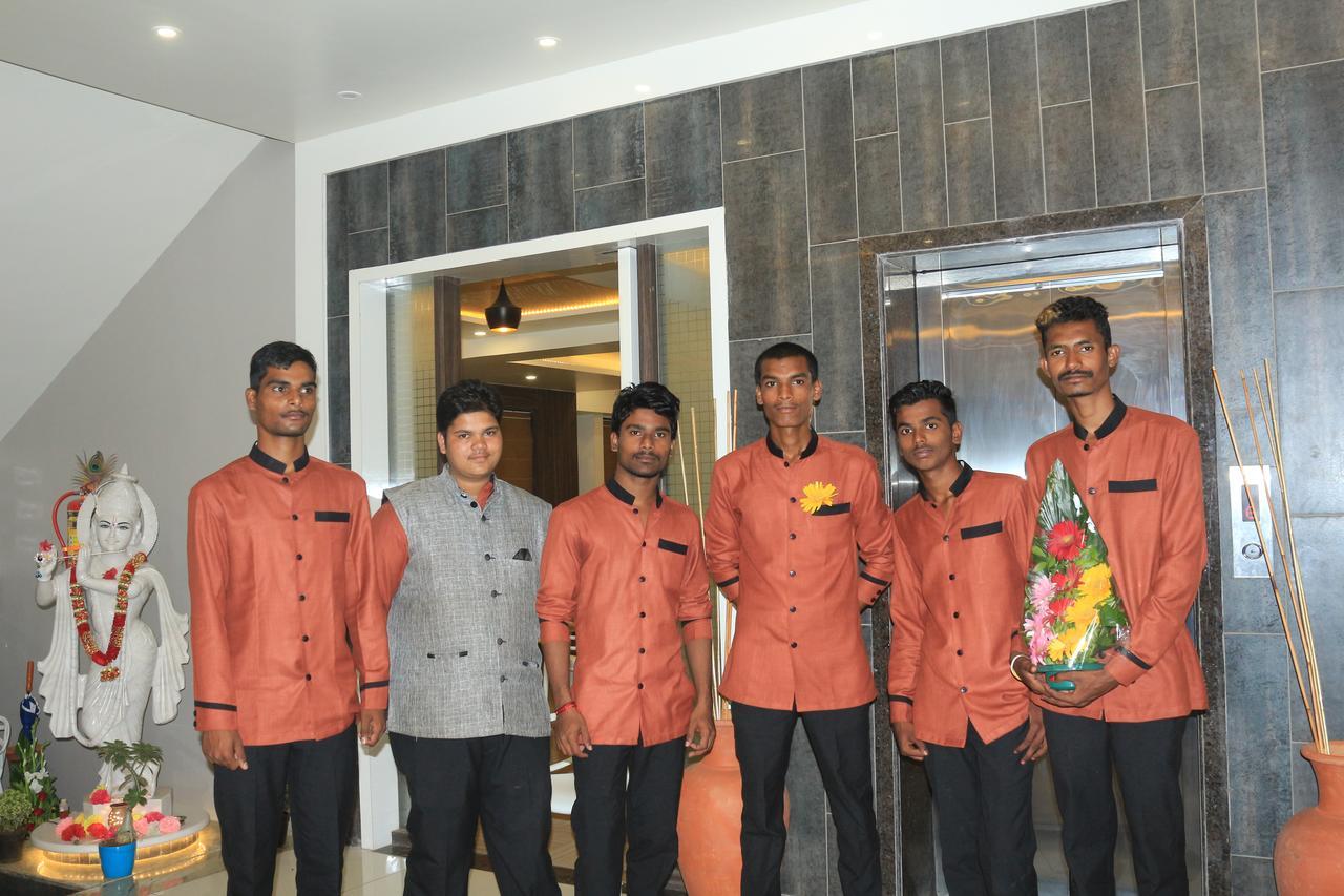 Hotel Pushpak Park Osmanabad Kültér fotó