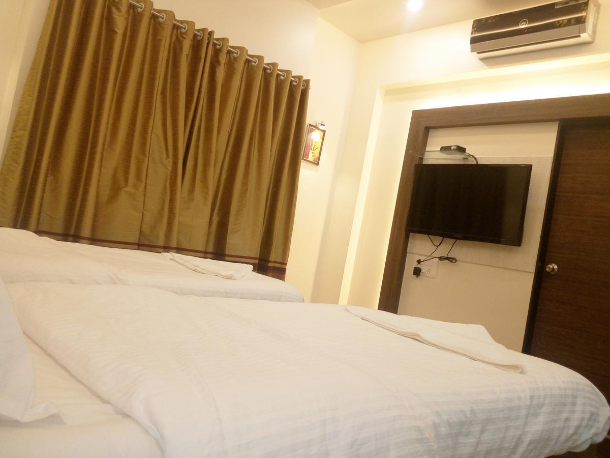 Hotel Pushpak Park Osmanabad Kültér fotó
