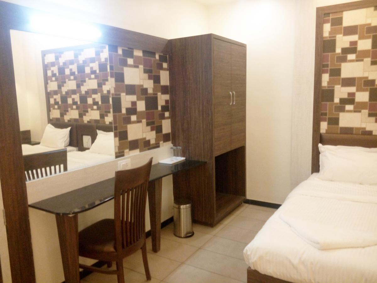 Hotel Pushpak Park Osmanabad Kültér fotó